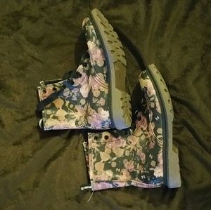 Arizona Jean Company Shoes - Arizona Floral Boots - Adorable Like New!❤🌹 Arizona Jean Company Shoes - Arizona Floral Boots - Adorable Like New!❤🌹